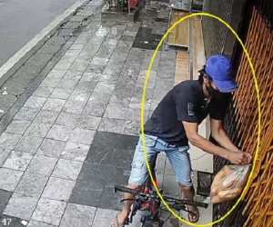Thanh niên to khỏe "thó" túi bánh mỳ cửa hàng treo ngoài cửa khiến dân mạng lắc đầu ngao ngán