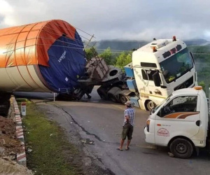 Xe chở trụ điện gió 'khủng' lật nghiêng chắn ngang Quốc lộ 26
