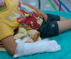 Bé gái 5 tuổi bị bố giẫm vỡ bụng, nụ cười hả hê của người mẹ tại bệnh viện tố cáo vụ bạo hành kinh hoàng