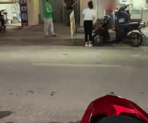 Chồng chạy Grab tát thẳng mặt khi bắt quả tang vợ vào nhà nghỉ với người đàn ông khác: "Tao canh mày từ năm ngoái, mày vào nhà nghỉ 25 phút"