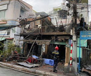 TP.HCM: 4 căn nhà bị cháy rụi bên hông cầu Chánh Hưng