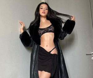 Chi Pu nóng bỏng mắt khi diện nội y ren xuyên thấu mix cùng boots da hầm hố trong loạt ảnh tại gia