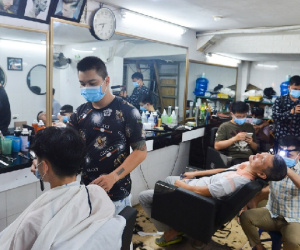 Ảnh: Người Hà Nội đổ xô đi cắt tóc, nhiều người phải 'quay xe' vì tiệm quá tải, không nhận thêm khách