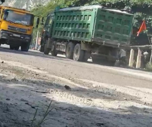 'Binh đoàn' xe quá tải cày nát đường, qua mặt CSGT tại vùng giáp ranh Hà Nội - Hòa Bình
