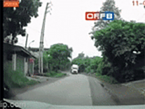 Xe đầu kéo chở 1.600 lít axit bị lật, lao vào nhà dân bên đường, cả gia đình la hét kinh hoàng