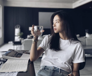Ngô Thanh Vân rất chăm diện áo thun, nhưng có kiểu nàng 30+ không nên copy vì dễ thành 'cưa sừng làm nghé'