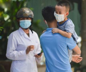 Hà Nội: Xót xa hình ảnh trẻ nhỏ đội nắng theo cha mẹ đi xét nghiệm Covid-19 trong khu cách ly