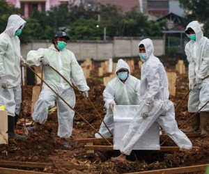 Dịch Covid-19 ở Indonesia: Sau xếp hàng vào bệnh viện là xếp hàng để được… chôn cất