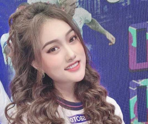 Cô gái xinh đẹp xuất hiện trong trận đấu chung kết Euro 2020: Mê Sông Lam Nghệ An từ bé, là mẫu ảnh có tiếng