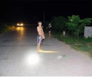Đi tập thể dục đêm, cô gái trẻ bất ngờ bị thanh niên lao vào túm tóc, cứa cổ