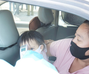 Cận cảnh gõ cửa từng nhà yêu cầu người dân khai báo y tế