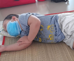 Phụ huynh phản ánh con 3 tuổi đi cách ly bị ho, sốt nhưng không được nhân viên y tế chăm sóc: Lãnh đạo phường nói gì?