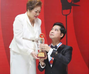 Xúc động trước những hành động hiếu thảo của Ngọc Sơn lúc mẹ còn sống, đáng chú ý nhất là thói quen đặc biệt mỗi khi đứng trước mẹ