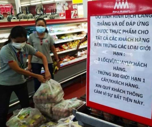 Vào siêu thị TP.HCM mua trứng mang ra ngoài bán giá cao gấp 3 lần
