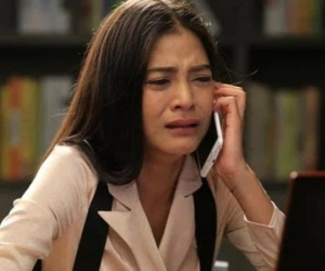 Vừa nghe xong điện thoại của mẹ vợ, chồng đã vứt cuốn sổ đen vào người tôi rồi tuyên bố câu sắc lạnh khiến tôi sợ run người