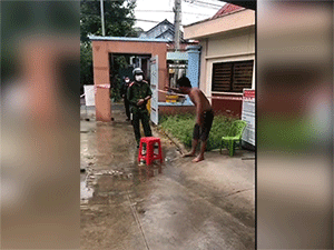 Bị nhắc nhở đeo khẩu trang, người đàn ông đấm thẳng vào mặt công an