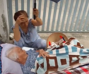 Xôn xao clip con gái đuổi mẹ ra nằm ngoài đường sau khi lừa kí tên bán nhà