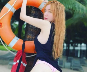 Elly Trần tung ảnh diện lại bikini cũ, đưa trực diện vòng 3 vào ống kính cực phản cảm