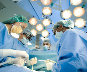 Nam công nhân gãy hết xương sườn phải, cụt sát nách vì cuốn tay vào băng chuyền sản xuất