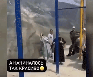Chơi 'xích đu tử thần' ngay mép vực, 2 cô gái gặp nạn nghiêm trọng, video quay cảnh hiện trường gây ám ảnh