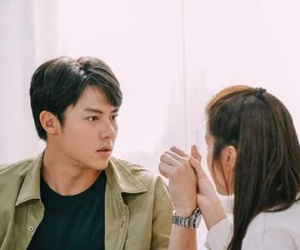 Ngày hôm ấy về nhà, tôi hoảng hốt khi thấy vợ cũ đang nằm trên giường còn vợ mới vừa hát vừa nấu nướng trong bếp