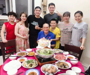 Duy Phước - Lê Lộc lần đầu xuất hiện bên gia đình riêng của bố Duy Phương, cử chỉ mẹ kế hé lộ mối quan hệ thật
