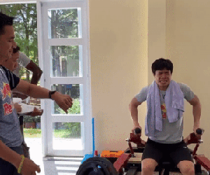 Video: Công Phượng thở không ra hơi sau bài tập tạ, HLV Kiatisuk lắc đầu ngao ngán