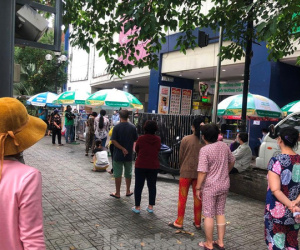 Cảnh đi chợ của người dân TPHCM: Phiếu mua hàng ngày chẵn lẻ, xếp hàng dài vào siêu thị