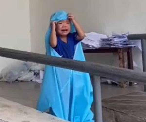 Hình ảnh em bé F0 mặc đồ bảo hộ kín mít, khóc nức nở đòi mẹ khiến mọi người xót xa