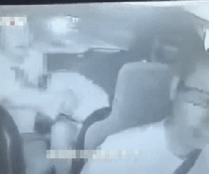 Tài xế taxi ăn 12 cú tát như trời giáng trong 30 giây chỉ vì can hành khách cãi nhau