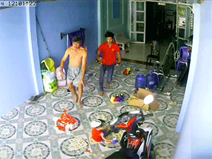 2 người đàn ông bế thốc đứa trẻ chạy vào nhà, đóng chặt cửa, cảnh tượng sau đó vài giây khiến tất cả 'lạnh gáy'