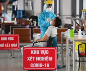 ẢNH: Cận cảnh dịch vụ test nhanh Covid-19 trong 30 phút ở sân bay Nội Bài cho hành khách đi TP.HCM