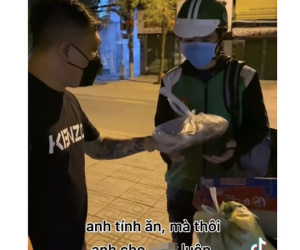 Shipper ngồi trước cửa nhà suốt 3 tiếng không đi, lý do đằng sau khiến nam thanh niên qua đường cảm động mà làm hành động này