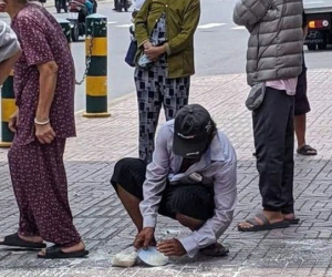 Hình ảnh phát ra tiếng khóc nhưng đẹp đẽ tuyệt vời: Người đàn ông ngồi xổm xuống đất nhặt từng hạt gạo rơi