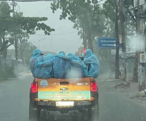 Những 'chiến sĩ' áo xanh ôm nhau dưới cơn mưa trắng trời Sài Gòn: Bảo vệ mọi người là trách nhiệm của chúng ta