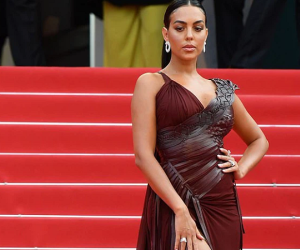 Thảm đỏ Cannes: Bạn gái Ronaldo chặt chém, tình cũ Brooklyn Beckham hở “toát mồ hôi” chưa sốc bằng mỹ nhân phô vòng 3 lố lăng