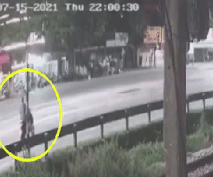 Video: Khoảnh khắc container đâm, kéo lê người chạy xe máy hàng chục mét đường