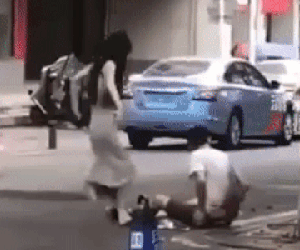 Bạn gái đưa 35 triệu nhờ mua túi hàng hiệu, chàng trai làm điều không ai ngờ đến rồi nhận kết cục thảm hại ngay giữa đường