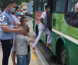 Hai bé trai khóc nức nở tiễn mẹ lên đường vào Nam chống dịch: Khoảnh khắc gây xúc động