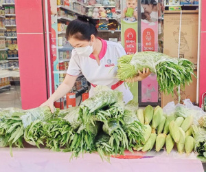 TP.HCM: Cửa hàng Con Cưng bắt đầu bán rau củ, người dân thấy giá bình dân nên mua luôn