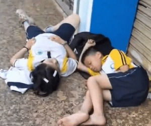 Hai đứa trẻ nằm vật vờ trước cửa lớp học thêm vào sáng sớm, lý do đằng sau khiến dân mạng 'dậy sóng'