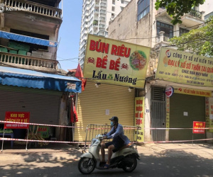 Ảnh: Hà Nội phong toả 3 toà nhà xung quanh một đại lý Vietlott và hàng loạt địa điểm khác liên quan các chùm ca bệnh