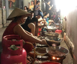 Xúc động cảnh người Nghệ An thức xuyên đêm làm thức ăn gửi tặng Sài Gòn