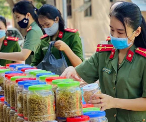 ẢNH: Người dân xứ Nghệ quyên góp rau củ, ngày đêm làm đồ ăn để ủng hộ tâm dịch TP. HCM