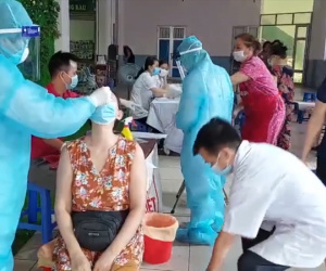 Video: Người dân có nguy cơ cao mắc Covid-19 ở Hà Nội được test PCR miễn phí