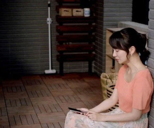 Tự dưng chồng đem về một con chó nhỏ rồi tối nào cũng dẫn ra vườn dạo, tôi theo dõi rồi chết sững khi biết lý do