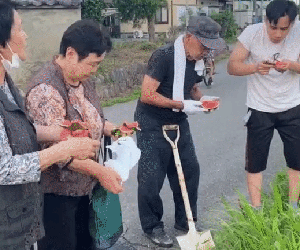 Bị người Nhật bắt gặp khi đang hái dưa hấu dại, chàng trai Việt có ngay hành động bất ngờ, đáng chú ý nhất là cách vứt rác của họ