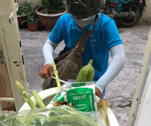 Đang bất lực vì không mua được rau, cô gái được đồng nghiệp yêu cầu một điều mà 'choáng'