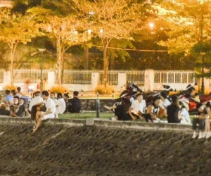 Hà Nội: Hàng trăm nam thanh nữ tú ra công viên tập thể dục, ăn nhậu, 'tâm sự' thấy công an bỏ chạy toán loạn