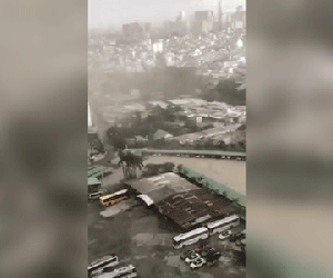 Giông lốc kinh hoàng, quật ngã trụ quảng cáo 'khủng' ở Sài Gòn